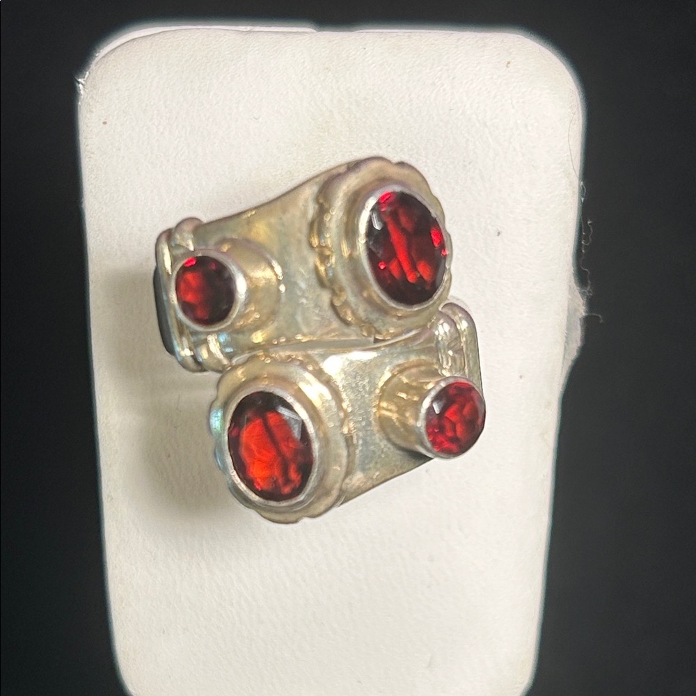 ⭐️⭐️Red Garnets Sizzling Silver Ring⭐️⭐️